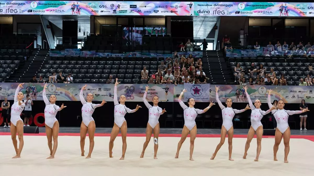 Las gimnastas del Club Es Pla Marratxí, antes de competir en Pamplona