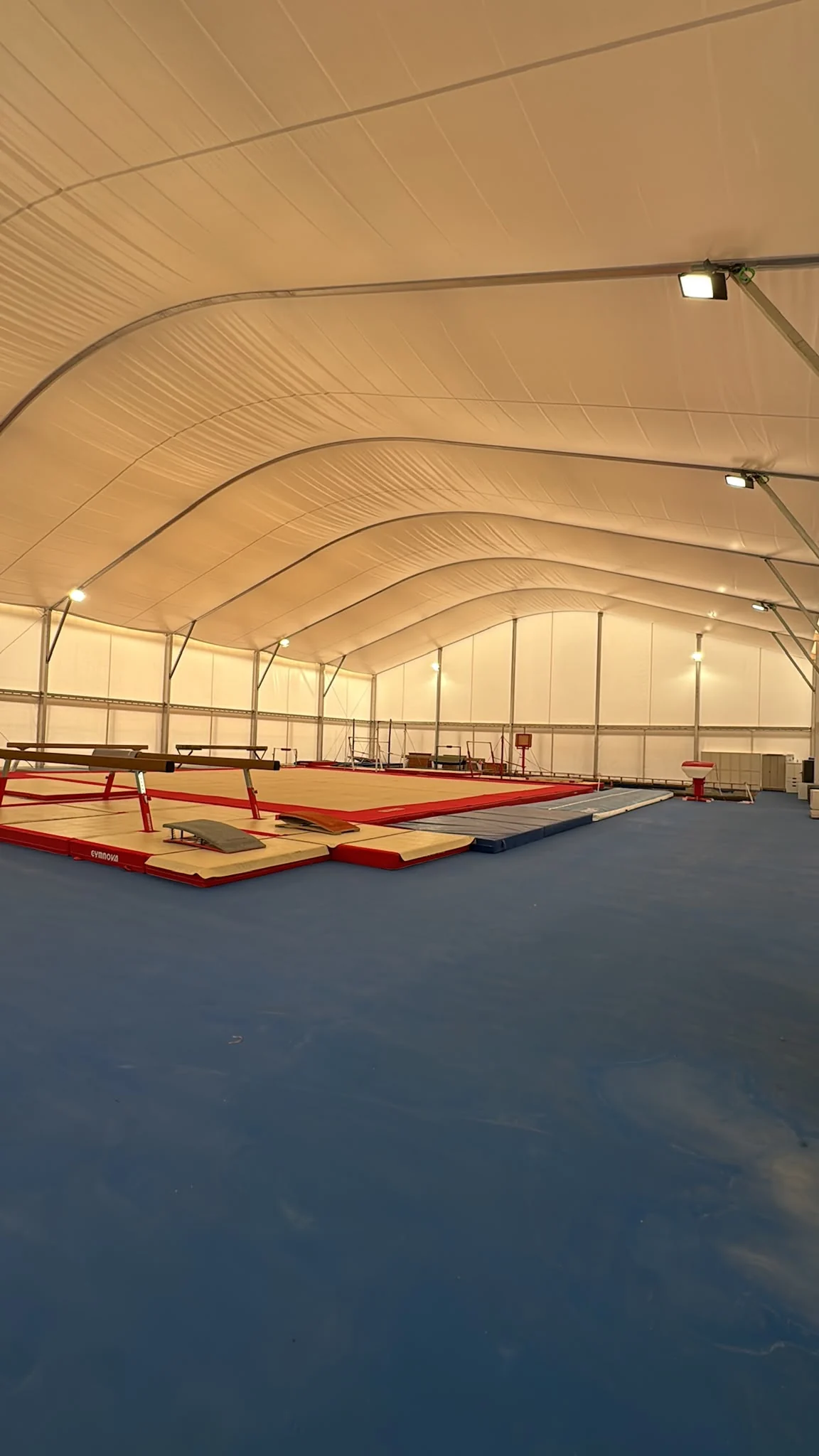 Interior de la nueva Carpa Municipal Pep Pastor preparada para la práctica de gimnasia artística